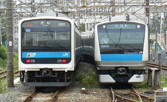 京浜東北線E233系と209系